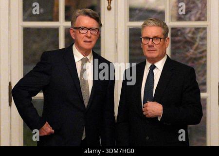 Foto datata 27/2/25, del primo ministro Sir Keir Starmer (R) e dell'ambasciatore britannico negli Stati Uniti Peter Mandelson durante un ricevimento di benvenuto nella residenza dell'ambasciatore a Washington DC. Peter Mandelson ha "tradito il nostro paese" trasmettendo informazioni a Jeffrey Epstein, Sir Keir Starmer ha detto oggi alle domande del primo ministro. Data di pubblicazione: Mercoledì 4 febbraio 2026. Foto Stock