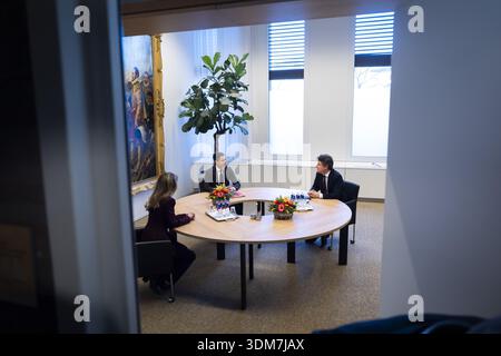 L'AIA - formateur Rob Jetten (D66) in conversazione con Dilan Yesilgoz (VVD) e Henri Bontenbal (CDA). JEROEN JUMELET / ANP netherlands OUT - belgio OUT Foto Stock