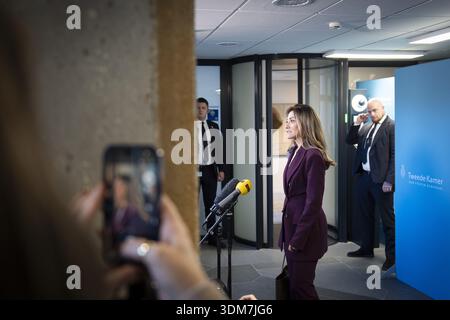 L'AIA - Dilan Yesilgoz (VVD) arriva nell'area di formazione della coalizione per un incontro con il formateur Rob Jetten (D66). JEROEN JUMELET / ANP netherlands OUT - belgio OUT Foto Stock
