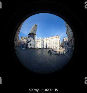 Vista a occhi di pesce di Piazza Colonna con Palazzo Chigi e la colonna di Marco Aurelio in ristrutturazione a Roma, Italia - gennaio 2026 Foto Stock
