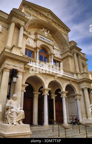 AVIGNONE, FRANCIA - 30 SETTEMBRE 2021: Le persone visitano il Teatro dell'Opera di Avignone, Francia. Il centro storico di Avignone è un sito patrimonio dell'umanità dell'UNESCO. Foto Stock