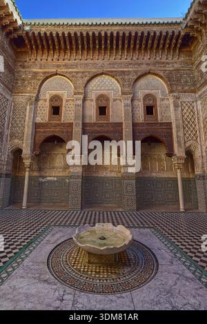 115 Madrasa al-Attarine, cortile circondato da gallerie sui lati N e S, sormontato da un secondo piano intorno ad una fontana centrale di marmo. Fez-Marocco Foto Stock