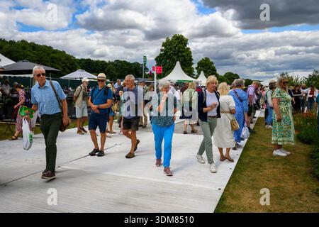 Visitatori della zona fieristica (persone che camminano, passano accanto a stand e bancarelle) - affollato RHS Flower Show Wentworth Woodhouse 2025, Yorkshire, Inghilterra, Regno Unito. Foto Stock