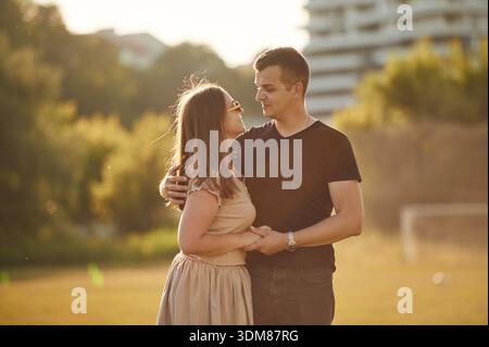 Guardandosi con amore. La coppia fa una passeggiata sul campo estivo. Foto Stock