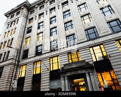 Manchester, Regno Unito - 21 gennaio 2026: Storico edificio per uffici Blackfriars House a Manchester, Regno Unito, con una calda illuminazione interna e grandi finestre. Foto Stock