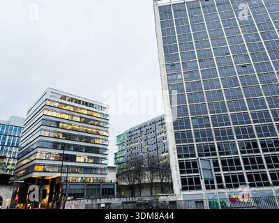 Manchester, Regno Unito - 21 gennaio 2026: Torri per uffici e facciate in vetro contemporanee nel quartiere urbano di Manchester. Foto Stock