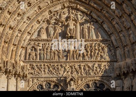 Bourges, Francia - 10 25 2025: Cattedrale di Santo Stefano. Vista dettagliata del portale centrale dell'ultimo giudice 8 sulla facciata principale Foto Stock