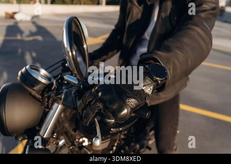 Vista ravvicinata dettagliata dell'uomo con la motocicletta. Foto Stock