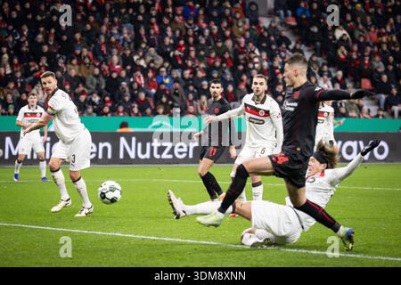 LEVERKUSEN, GERMANY - FEBRUARY 3:  Karol Mets (FC St. Pauli, 3) and James Sands (FC St. Pauli, 6) are viewing Patrik Schick (Bayer 04 Leverkusen, 14) scoring, Tomoya Ando (FC St. Pauli, 15) can’t defend during the DFB Cup quarter-final match Bayer 04 Leverkusen vs. FC St. Pauli at BayArena on February 3, 2026 in Leverkusen, Germany. (Photo by Axel Kohring/Beautiful Sports Int.)  DFL REGULATIONS PROHIBIT ANY USE OF PHOTOGRAPHS AS IMAGE SEQUENCES AND/OR QUASI-VIDEO. Foto Stock