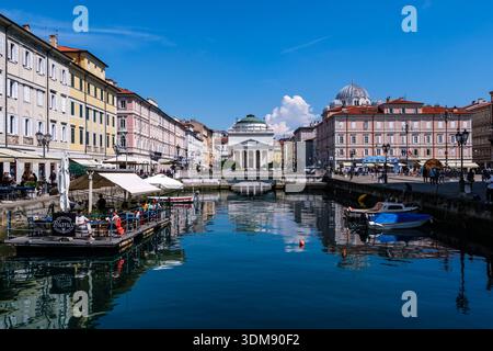 Canal grande a Trieste con la chiesa di Sant'Antonio Taumaturgo in lontananza. La chiesa di San Spyridon è visibile sulla destra. Foto Stock