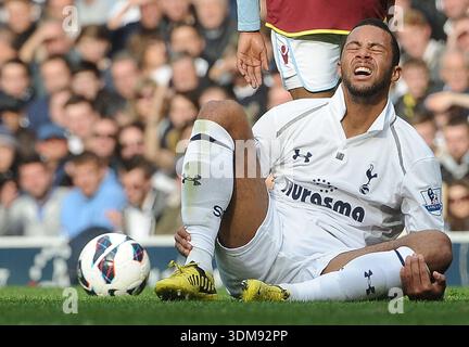 Mousa Dembele del Tottenham Hotspurs in azione durante il Barclays Premier League match tra Tottenham Hotspurs e Aston Villa a White Hart Lane domenica 7 ottobre 2012 a Londra, Inghilterra. Picture Zed Jameson/pixel 8000 ltd. Foto Stock
