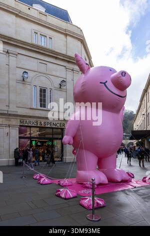 Nuovo negozio M&S apre a SouthGate a Bath con un grande Percy Pig gonfiabile, Centro città di Bath, Bath Somerset, Inghilterra, Regno Unito Foto Stock