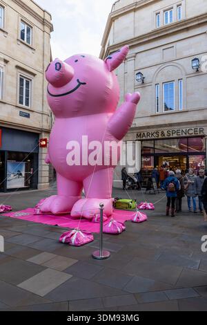 Nuovo negozio M&S apre a SouthGate a Bath con un grande Percy Pig gonfiabile, Centro città di Bath, Bath Somerset, Inghilterra, Regno Unito Foto Stock