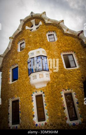 La facciata in mosaico di Gaudí a Park Guell, Barcellona Foto Stock