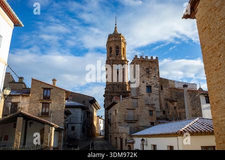 Chiesa e Torre di Los Nublos di la Iglesuela del Cid, nella provincia di Teruel, Comunità autonoma di Aragona, Spagna Foto Stock