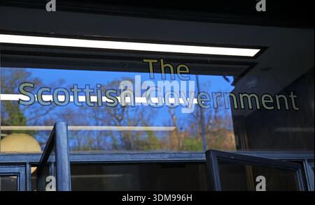 Porte d'ingresso con scritta "The Scottish Government" su vetro presso St Andrew's House, Regent Road, Edimburgo, Scozia, Regno Unito. Foto Stock