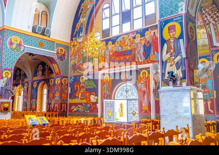 PARALIMNI, CIPRO - 1° AGOSTO 2014: Vividi e intricati affreschi adornano la parete posteriore dell'interno, raffigurando scene religiose in colori vivaci e. Foto Stock