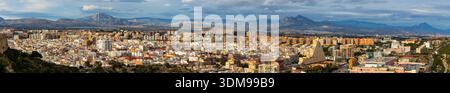 Alicante, Spagna - 20 gennaio 2026: Vista panoramica ad altissima risoluzione del paesaggio urbano metropolitano di Alicante con i quartieri urbani centrali e settentrionali Foto Stock