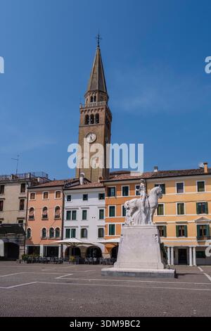 Il Memoriale di Guerra in Piazza della Repubblica con la chiesa di Sant'Andrea Apostolo e la sua torre pendente che si innalza in lontananza. Foto Stock