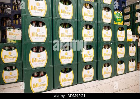 Assortimento di birra Bitburger, bevande alcoliche di marca tedesca, alcol in bottiglie e casse di vetro di deposito, esposizione in supermercato, Treviri, Germania Foto Stock