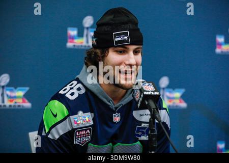 San Jose, Stati Uniti. 4 febbraio 2026. Seattle Seahawks Tight End n. 88 AJ Barner parla ai media durante la Seattle Seahawks Media Availability tenutasi al San Jose Marriott di San Jose, California, il 4 febbraio 2026. Il Super Bowl LX si svolge l'8 febbraio 2026 tra i New England Patriots e i Seattle Seahawks. (Foto di Kindell Buchanan/Sipa USA) credito: SIPA USA/Alamy Live News Foto Stock