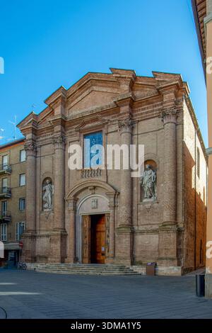 Facciata della Chiesa di Sant'Agostino a Foligno, Umbria, Italia, sede del Santuario della Madonna Addolorata Foto Stock