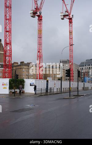 1 febbraio 2026 - Londra Regno Unito : 3 gru rosse in cantiere in caso di pioggia Foto Stock