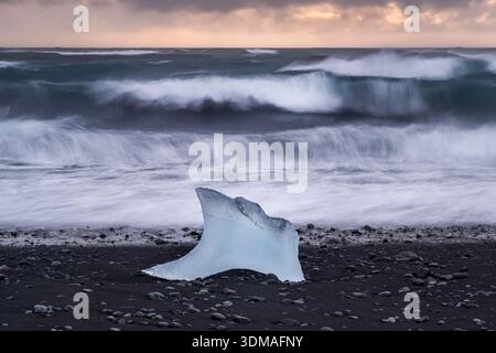 Iceberg o Growler sulla spiaggia di Fellsfjara, soprannominata Diamond Beach, vicino a Jokulsarlon, Islanda meridionale, Europa Foto Stock