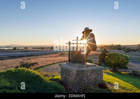 La statua di Grape Crusher, una scultura in bronzo al tramonto , si trova vicino all'ingresso della Napa Valley a Napa, California, USA Foto Stock