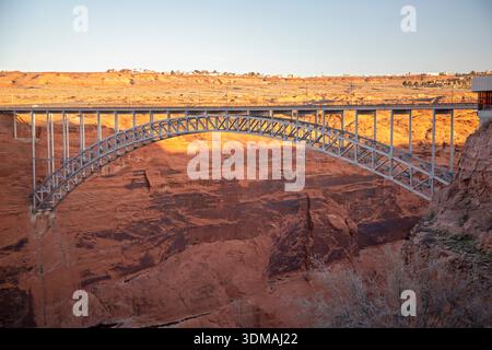 Page, Arizona - il Glen Canyon Bridge, o Glen Canyon Dam Bridge, porta la US 89 700 metri sopra il fiume Colorado appena a valle del Glen Canyon Foto Stock