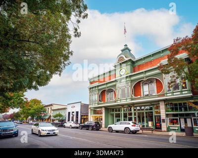 Scena di strada con negozi e caffetterie nel centro di St. Helena, Napa Valley, Napa County, California, Stati Uniti. Foto Stock