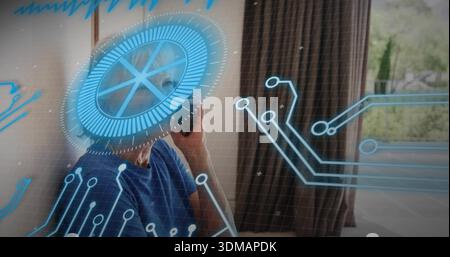 Parla su smartphone, donna anziana con capelli grigi, con vista blu, seduta in salotto accanto alla finestra, con HUD Foto Stock