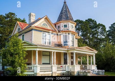 Una casa storica si trova a Mount Olive. Il grande edificio residenziale presenta dettagli architettonici ornati, un portico avvolgente e torrette. Foto Stock