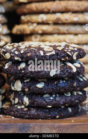 Biscotti appena sfornati impilati per la vendita in una panetteria Foto Stock