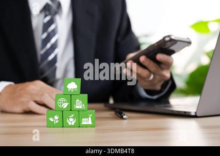 Uomo d'affari che usa un computer per gestire informazioni online sul concetto di CO2. Ambiente naturale carbonio neutro Una strategia climaticamente neutra a lungo termine gre Foto Stock