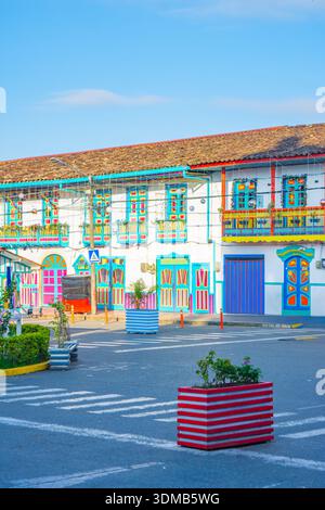 Facciate vivaci adornate con molteplici colori, caratterizzate da intricati balconi e vasi di fiori in una giornata di sole. Foto Stock