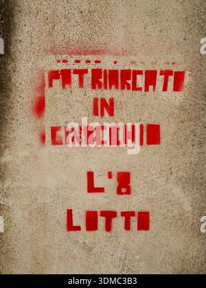 Testo di graffiti con stencil rossi su pareti intemprate a Modica, Sicilia, Italia Foto Stock