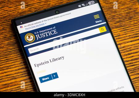 Schermo cellulare con la biblioteca Epstein aperta sul sito web del Dipartimento di giustizia degli Stati Uniti a Balykchy, Kirghizistan - 2 febbraio 2026 Foto Stock