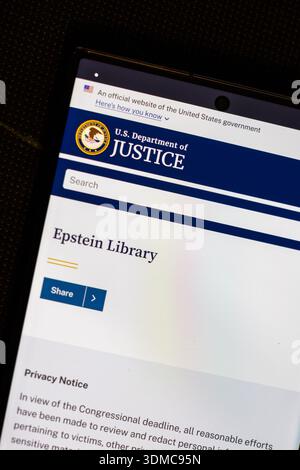 Schermo cellulare con la biblioteca Epstein aperta sul sito web del Dipartimento di giustizia degli Stati Uniti a Balykchy, Kirghizistan - 2 febbraio 2026 Foto Stock