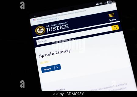 Schermo cellulare con la biblioteca Epstein aperta sul sito web del Dipartimento di giustizia degli Stati Uniti a Balykchy, Kirghizistan - 2 febbraio 2026 Foto Stock