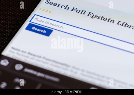Schermo cellulare con la Epstein Library Search aperta sul sito web del Dipartimento di giustizia a Balykchy, Kirghizistan - 2 febbraio 2026 Foto Stock