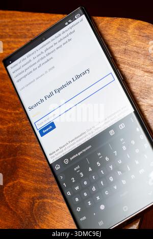 Schermo cellulare con campo di ricerca Epstein Library aperto sul sito web del Dipartimento di giustizia degli Stati Uniti a Balykchy, Kirghizistan - 2 febbraio 2026 Foto Stock