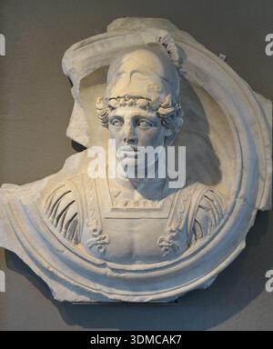 Medaglione di marmo raffigurante Marte (Ares), Dio della Guerra. Arte romana del IV secolo al Museo Archeologico Nazionale di Aquileia. Foto Stock