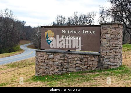 Franklin, Tennessee - 10 dicembre 2025: La Natchez Trace Parkway, una strada panoramica di 444 km circa e un sentiero storico, fa parte del sistema del Parco Nazionale. Foto Stock