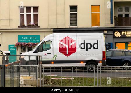 Poznan, Polonia - 18 novembre 2025: Furgone commerciale bianco DPD parcheggiato in una città, con il suo logo aziendale, che simboleggia l'efficiente spedizione dei pacchi e. Foto Stock
