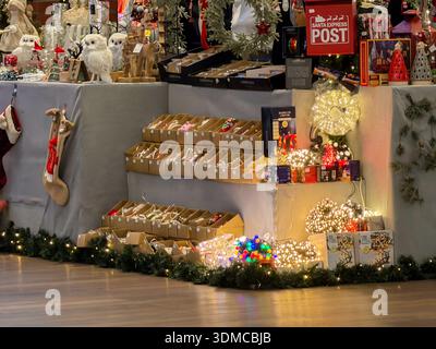 Poznan, Polonia - 18 novembre 2025: Vetrina natalizia con illuminazione decorativa, vari ornamenti e un Santa Express Post per i mari Foto Stock