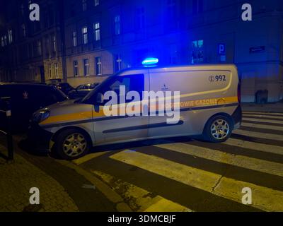 Poznan, Polonia - 18 novembre 2025: Furgone Pogotowie Gazowe con luce blu, parcheggiato sulla Kopernika di notte, raffigurante un'utilità urgente e un supporto di sicurezza Foto Stock
