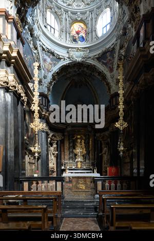 Altare della Madonna del Carmine, Santa Maria del Carmine, Milano. Interni in stile barocco con colonne in marmo e. Foto Stock