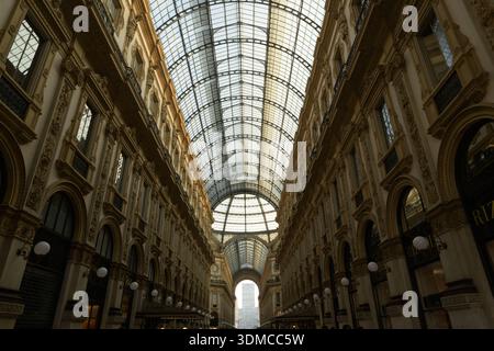 Galleria Vittorio Emanuele II a Milano (Milano), Italia. Architettura neorinascimentale di Giuseppe Mengoni caratterizzata da una volta a botte di vetro e un fac decorato Foto Stock