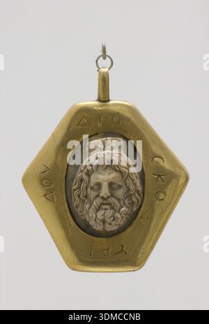 Ciondolo con cameo di Giove-Serapide (Giove-Serapide) in montatura dorata. Incisa da Dioskourides (Dioskouridou). Museo Poldi Pezzoli, Milano, Italia. Foto Stock